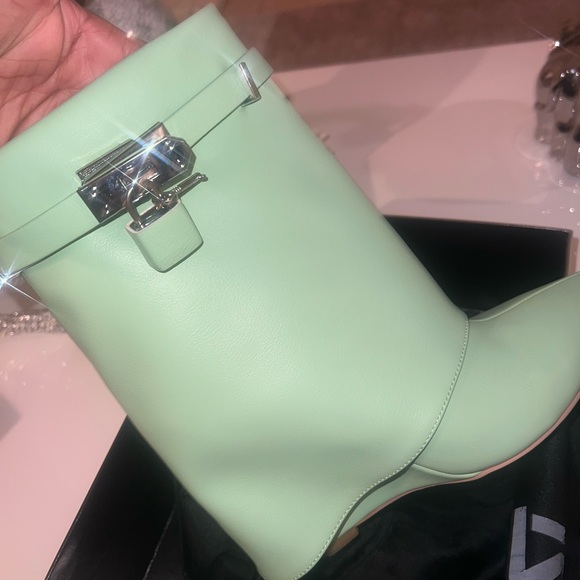 Perfect.Brand new never worn.Box and dust bag included.Offer’s accepted. - Picture 2 of 4